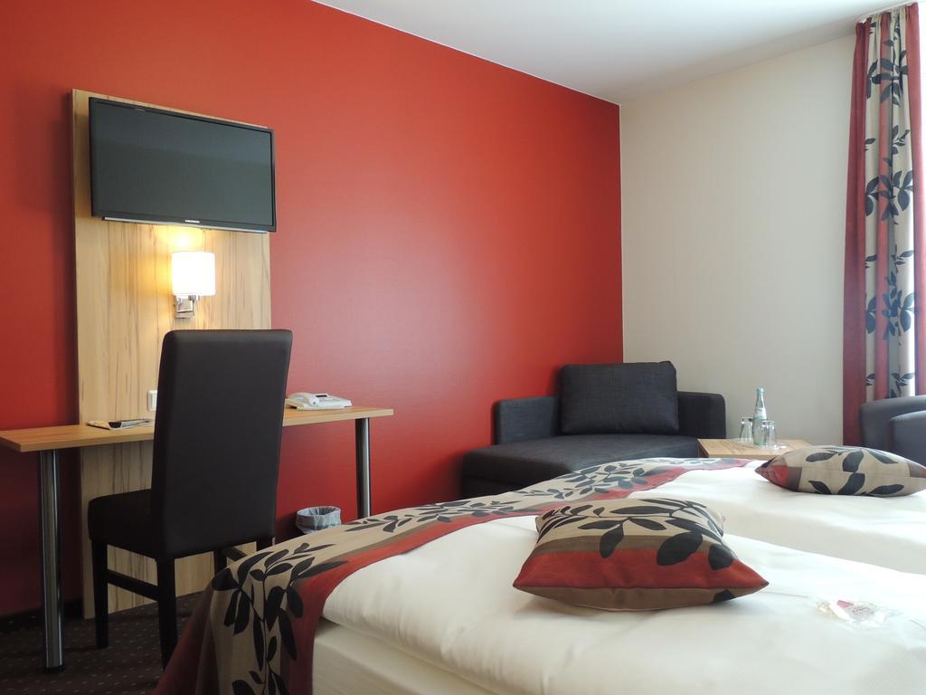 Hôtel Sutter'S Landhaus à Gensingen Chambre photo